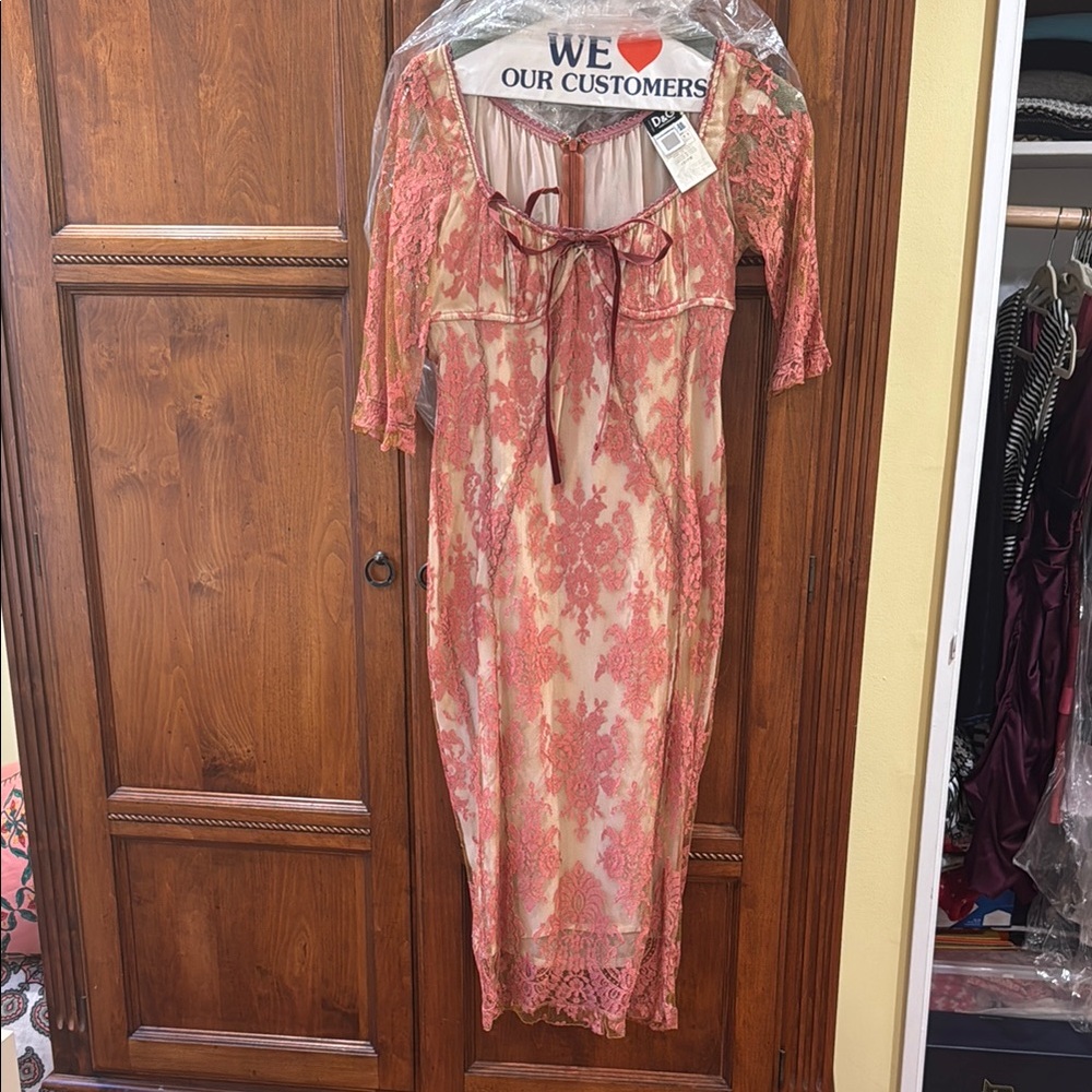 Dolce & Gabbana Elegant Pink Lace Dress